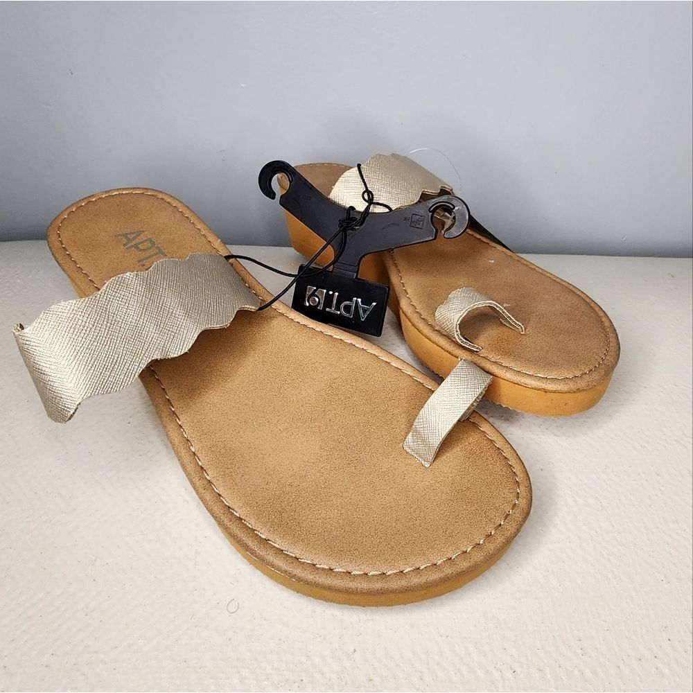 NEW APT.9 LADIES SCALLOP EDGE WEDGE Gold SANDELS - SIZE Small